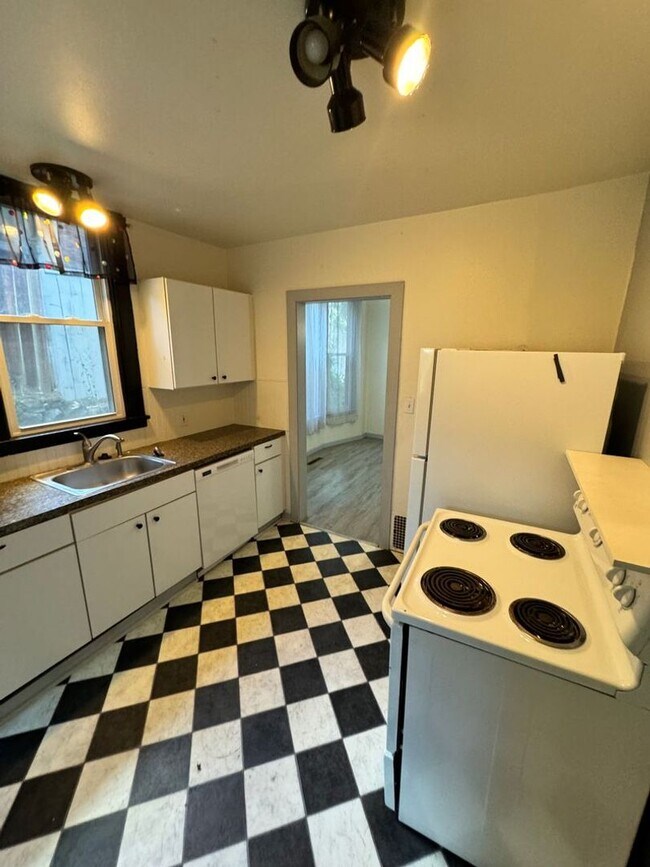 Building Photo - Half Off First Months Rent! South Hill Home!