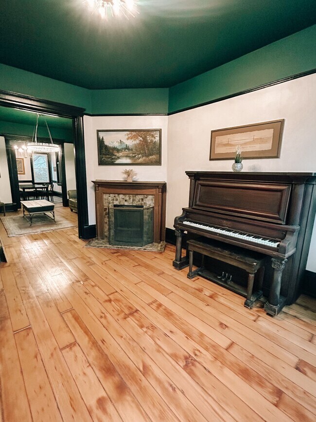 Foto del edificio - 2530 N Oakland Ave