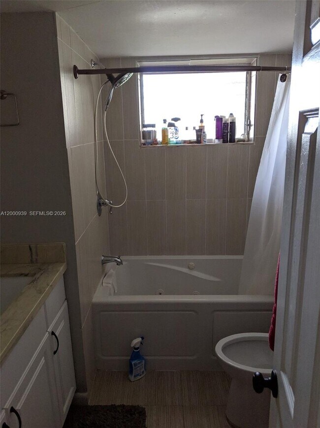 Foto del edificio - 1660 NE 191st St