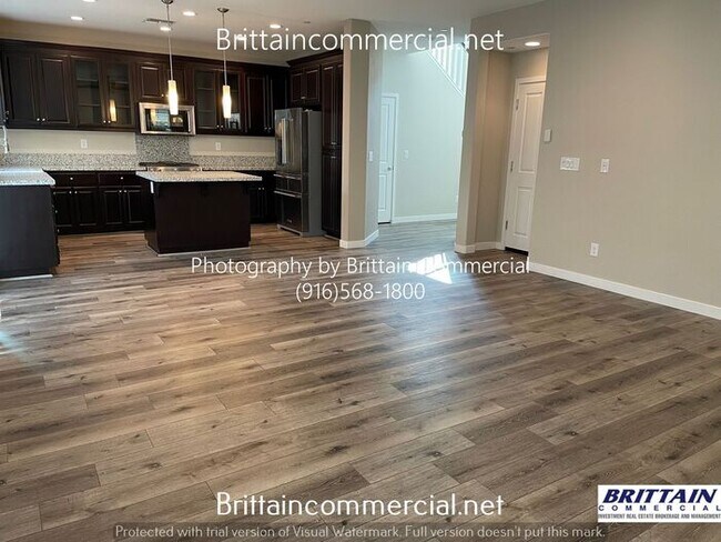 Building Photo - Beautiful 3 Bedroom 2.5 Bath Two Story Hom...