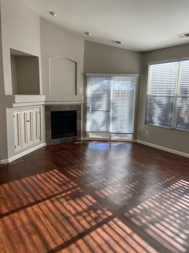 Building Photo - Charming 2-bedroom, 2-bathroom House with Garage & Backyard! Available End of December.