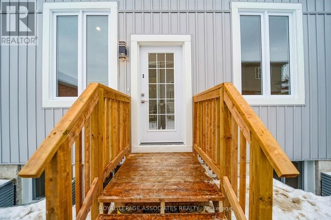 Building Photo - 35 St George St