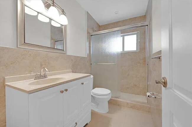 Building Photo - 8 NE 14th Ave