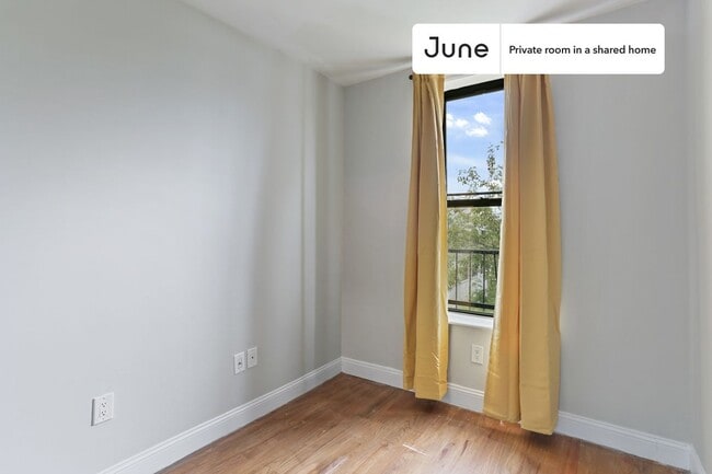 Building Photo - Room in Shared 4 bed/1 bath home