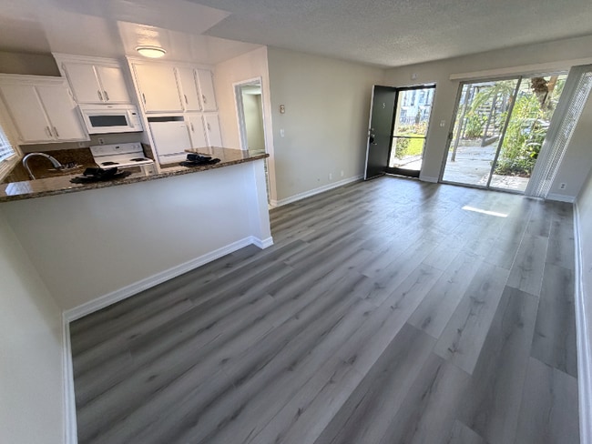 Photo - 931 W 19th St Apartment