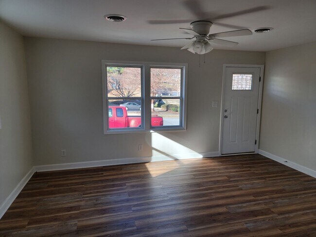 Building Photo - 2 Bedroom 1 Bathroom House