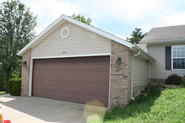 Building Photo - 3 Bedroom 2 Car Garage Duplex in Branson