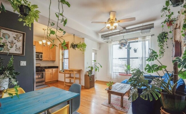 Foto del edificio - Bright 2 Bed 2 Bath in the Ukranian Village area