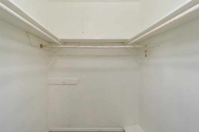Building Photo - 2119 Williamsburg Ct S