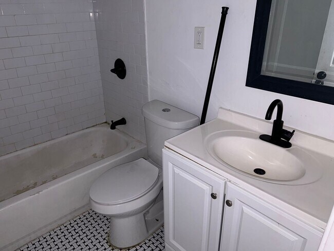 Foto del edificio - For Rent: Charming 1 Bed / 1 Bath Duplex w...