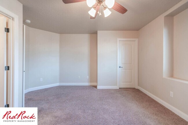 Building Photo - 3 Bedroom Townhome In Southgate Community