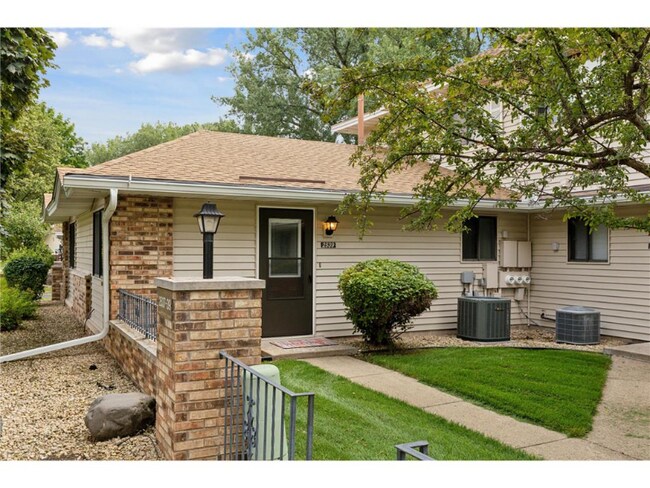Building Photo - 2539 Brookdale Dr
