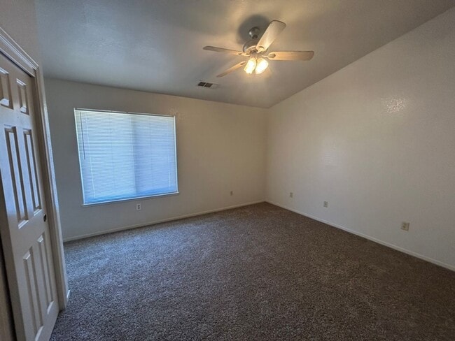 Foto del edificio - 3 bedroom 2 bathroom in a cul-de-sac home!!