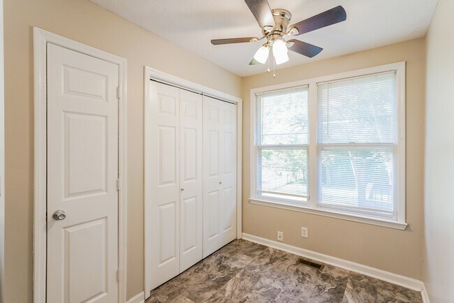 Foto del edificio - 823 Hadley Rd