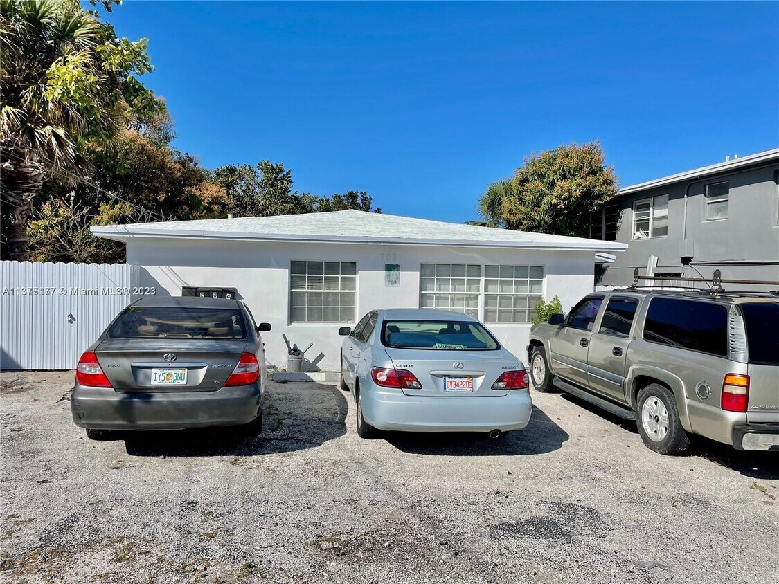 Primary Photo - 709 13th St