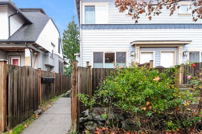 Building Photo - 3Bd Townhouse