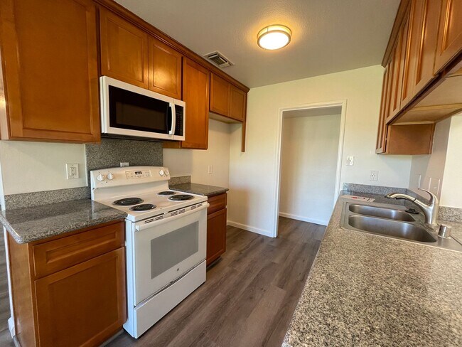 Foto del edificio - Centrally Located, Nicely Updated Througho...