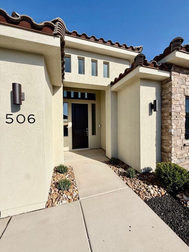 Foto del edificio - Beautiful Pet-Friendly 4-BR Home in Sunbrook Community