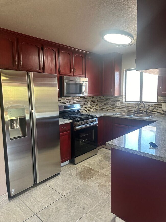Building Photo - **Charming 3-Bedroom Home in Lemoore**