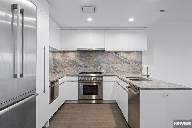 Building Photo - 320 Adolphus Ave