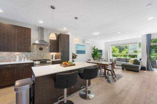 Building Photo - Modern & spacious 3bed/3bath with yard in ...