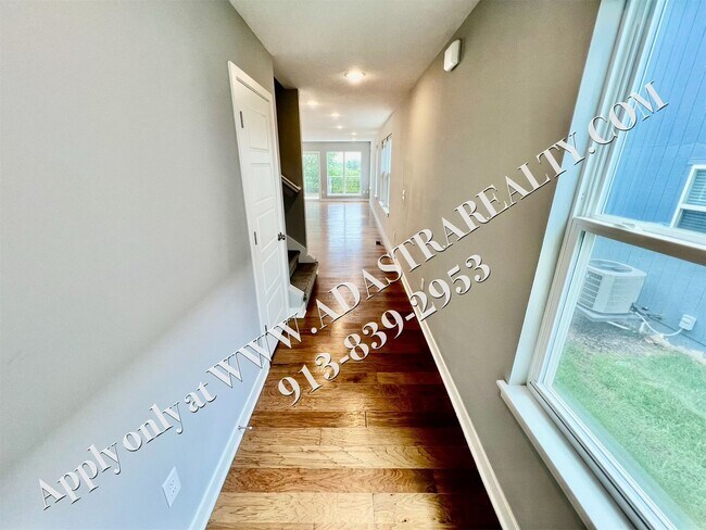 Foto del edificio - Beautiful Like New 4 Bed 4 Bath Home in Overland Park-Available in MAY!!