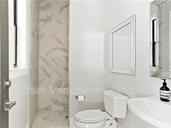 Building Photo - 2234 Howard Dr