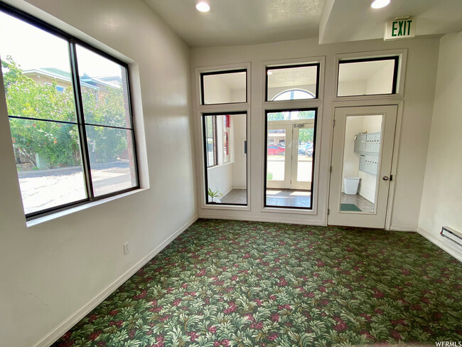 Entrada al sudeste - 70 N Main St