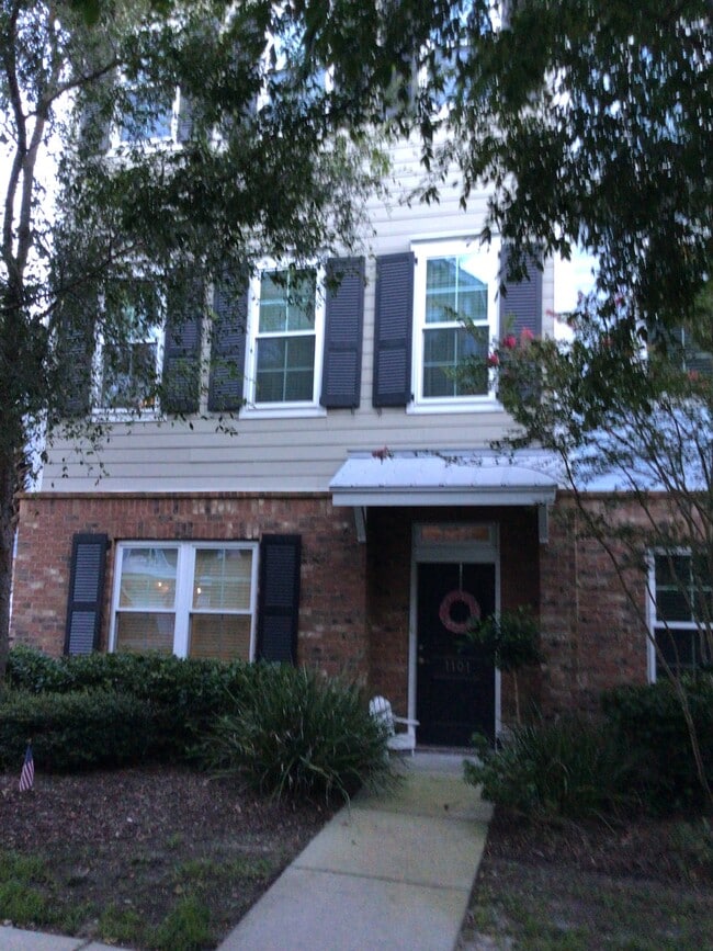 Front of unit - 656 Coleman Blvd