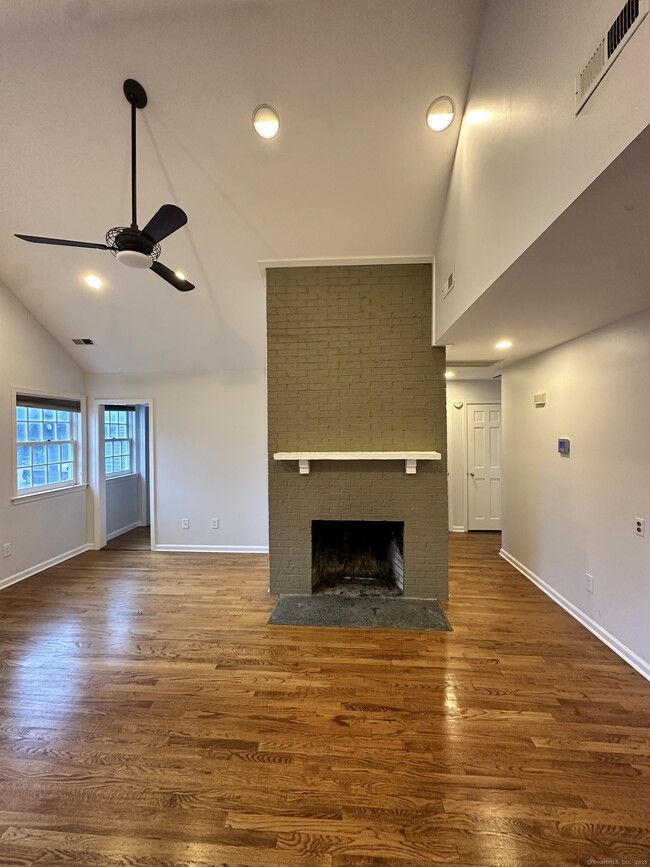 Building Photo - 11 Pond Ln