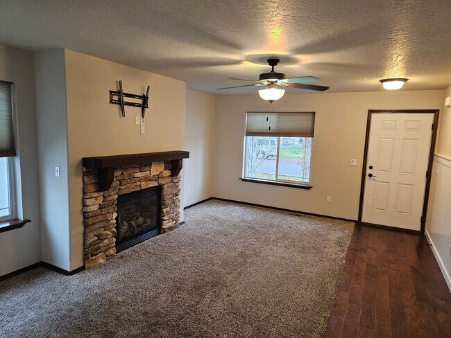 Foto del edificio - Beautiful 4 bedroom 2.5 bath CDA home for rent!