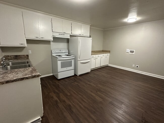Building Photo - NEW TO MARKET: Spacious 2 bedroom apartment