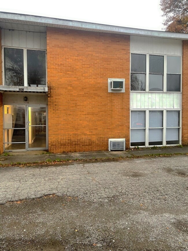Building Photo - 408 S Poplar St