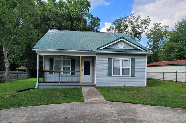Building Photo - 2BD 2BA Home plus Extra Room, Circular Dri...