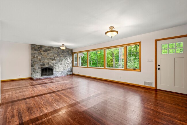 Foto del edificio - 36 Whitney Ln