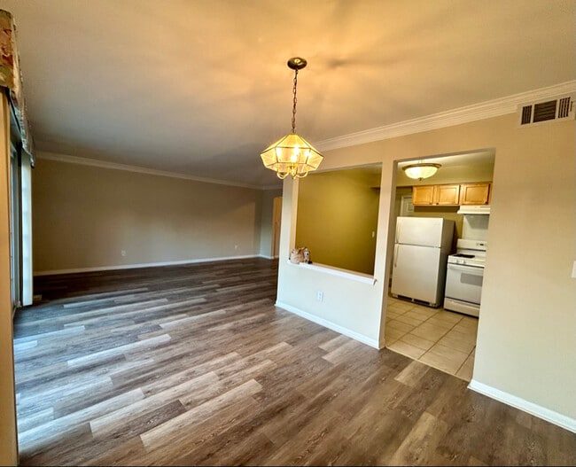 Building Photo - 474 Fox Hills Dr S