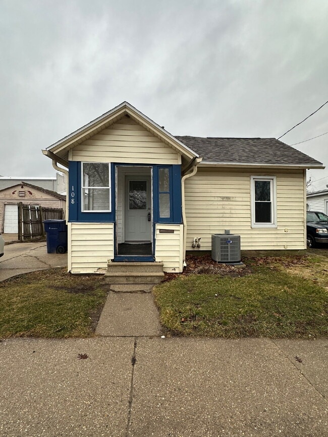 Building Photo - 108 W Holmes St