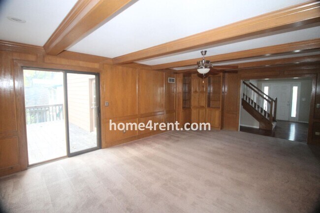 Foto del edificio - Gorgeous Lake Home w/ Beautiful Walking Tr...