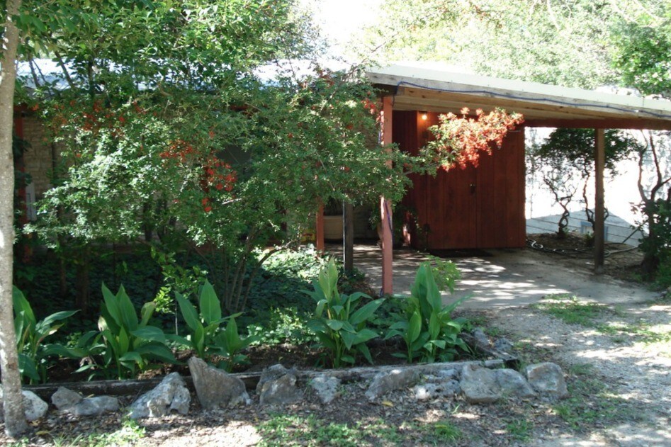 Vista de la calle del estacionamiento techado y del cuarto de servicio y almacenamiento. - 4016 Shoal Creek Blvd