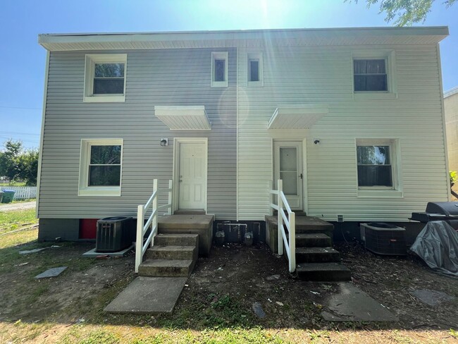 Building Photo - 1104 S Lombardy St