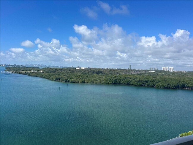 Foto del edificio - 300 Bayview Dr