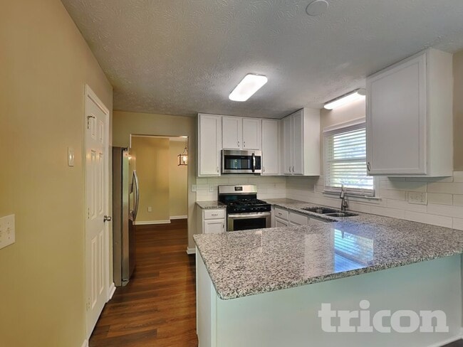Building Photo - 985 Brookmont Dr S W