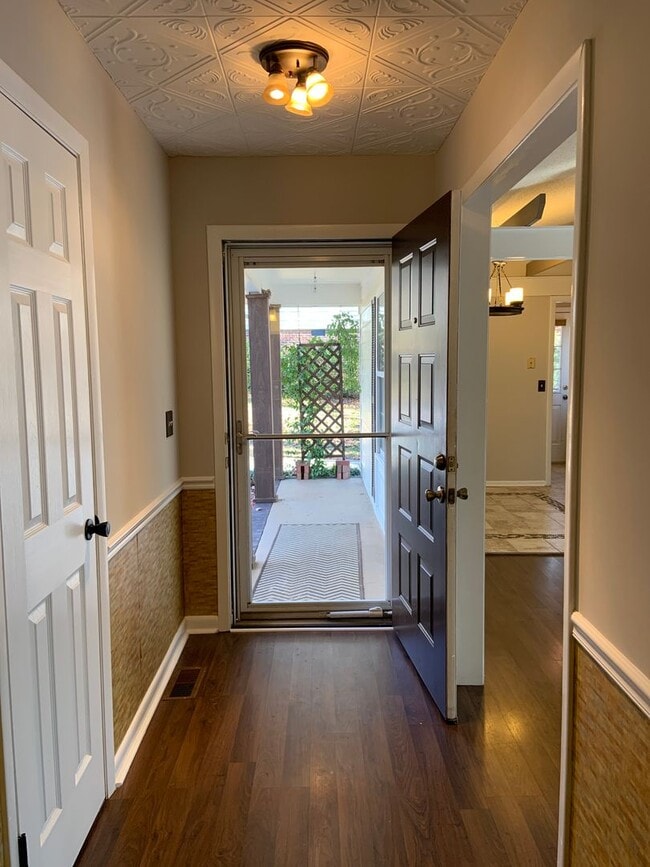 Building Photo - Wonderfully Maintained Ranch in North Oaks!