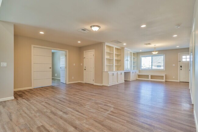 Building Photo - 825 W 19th St
