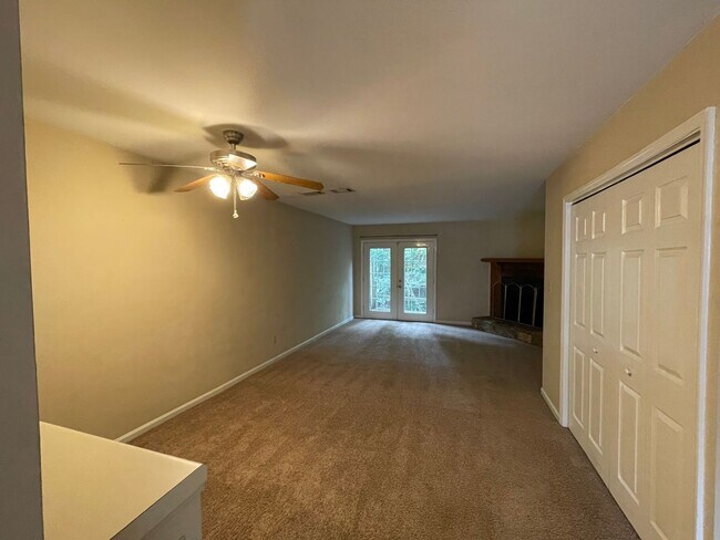 Foto del edificio - 2 Bedroom, 1 Bath Townhome Minutes from AU and Downtown!