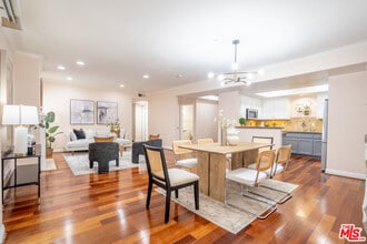 Building Photo - 616 S Wilton Pl