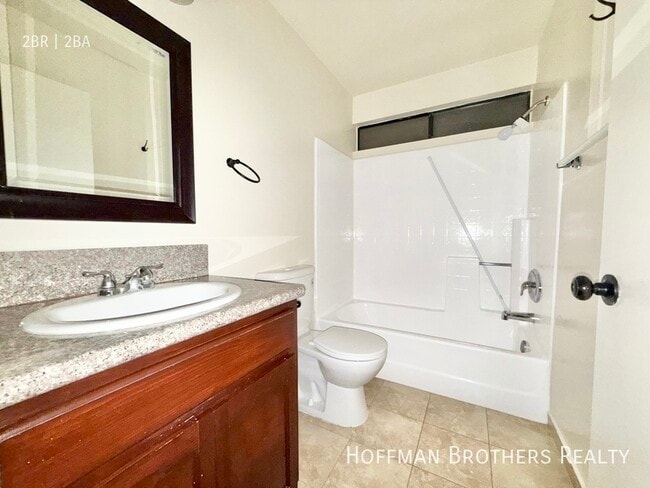 Building Photo - 15040 Vanowen St