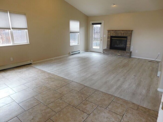 Foto del edificio - 3 bedroom home with fenced yard and garage...