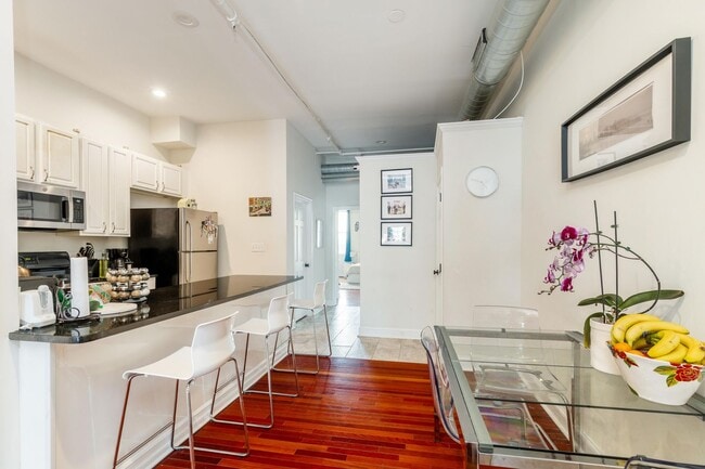 Foto del edificio - Stunning, Chic 2-Bedroom Apartment in the ...