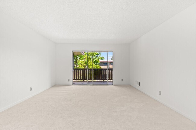 Foto del edificio - Modern 2-Bedroom Condo with Pool and Koi Pond Views